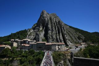 Tour de France Femmes stage 8 LIVE: Two riders go clear to form early breakaway