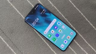 L'Oppo Reno 12 Pro sur un fond gris et blanc.