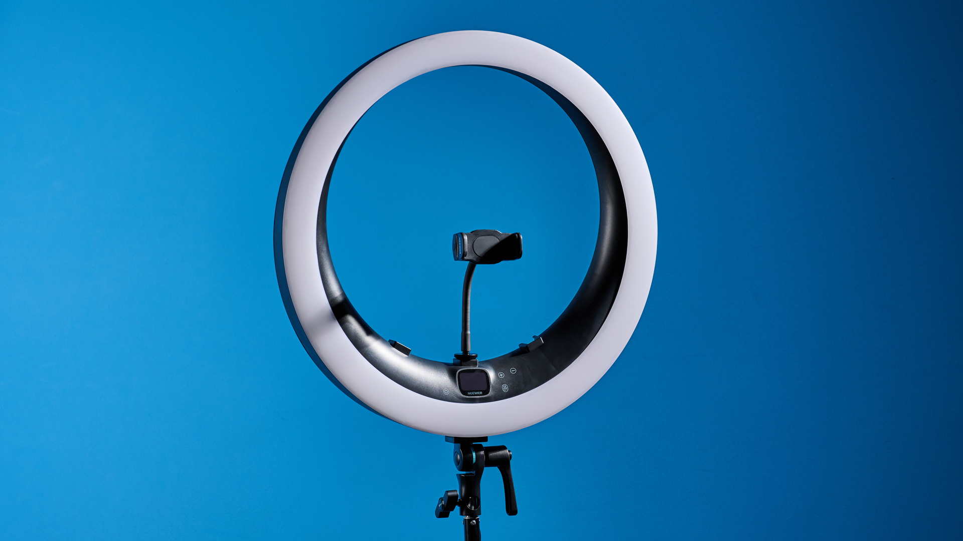 Neewer RP19H 19-inch ring light photographed in front of a blue background
