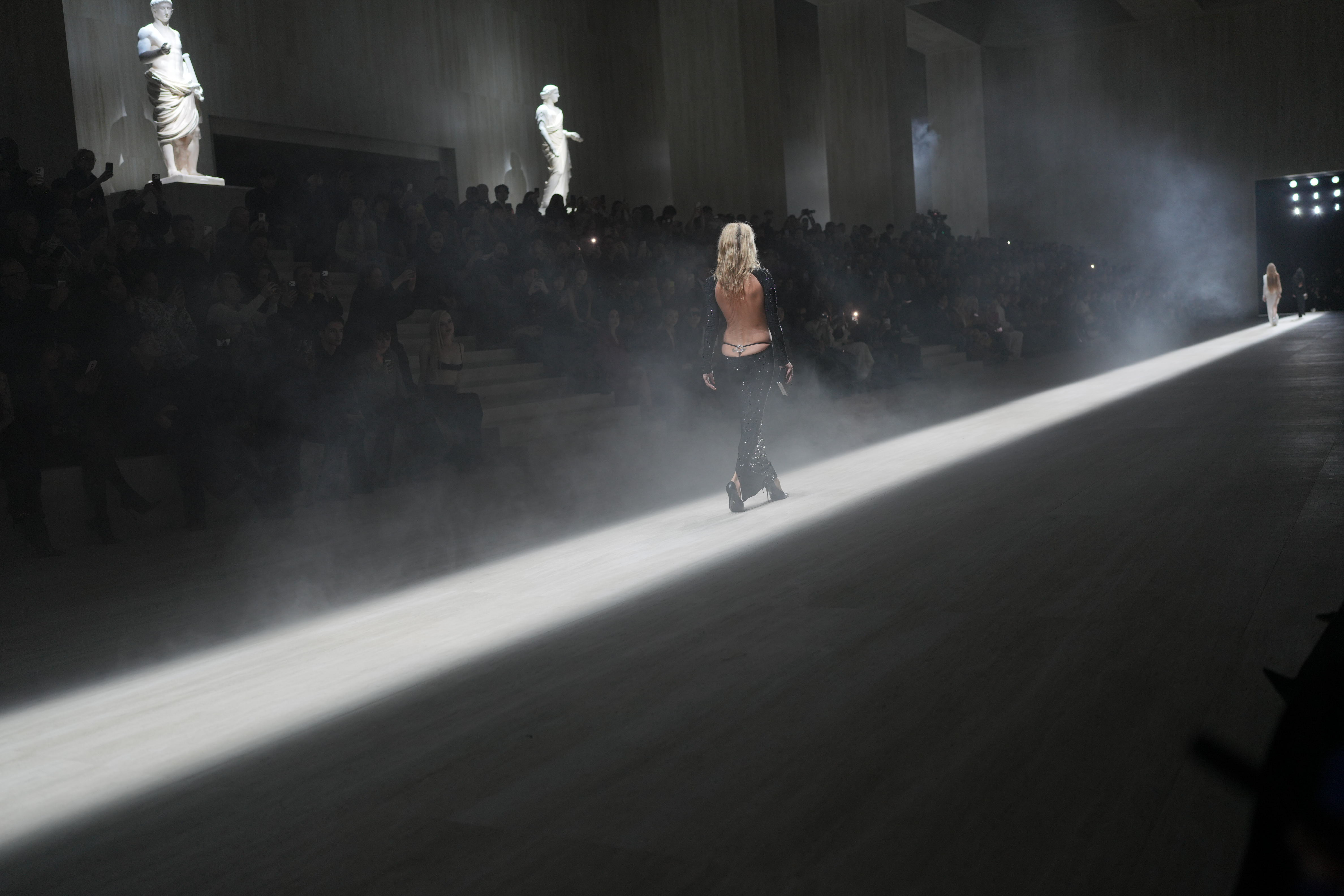 kate moss wears a thong for the gucci aw26 show