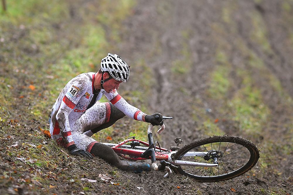 Mathieu van der Poel crashes in Namur