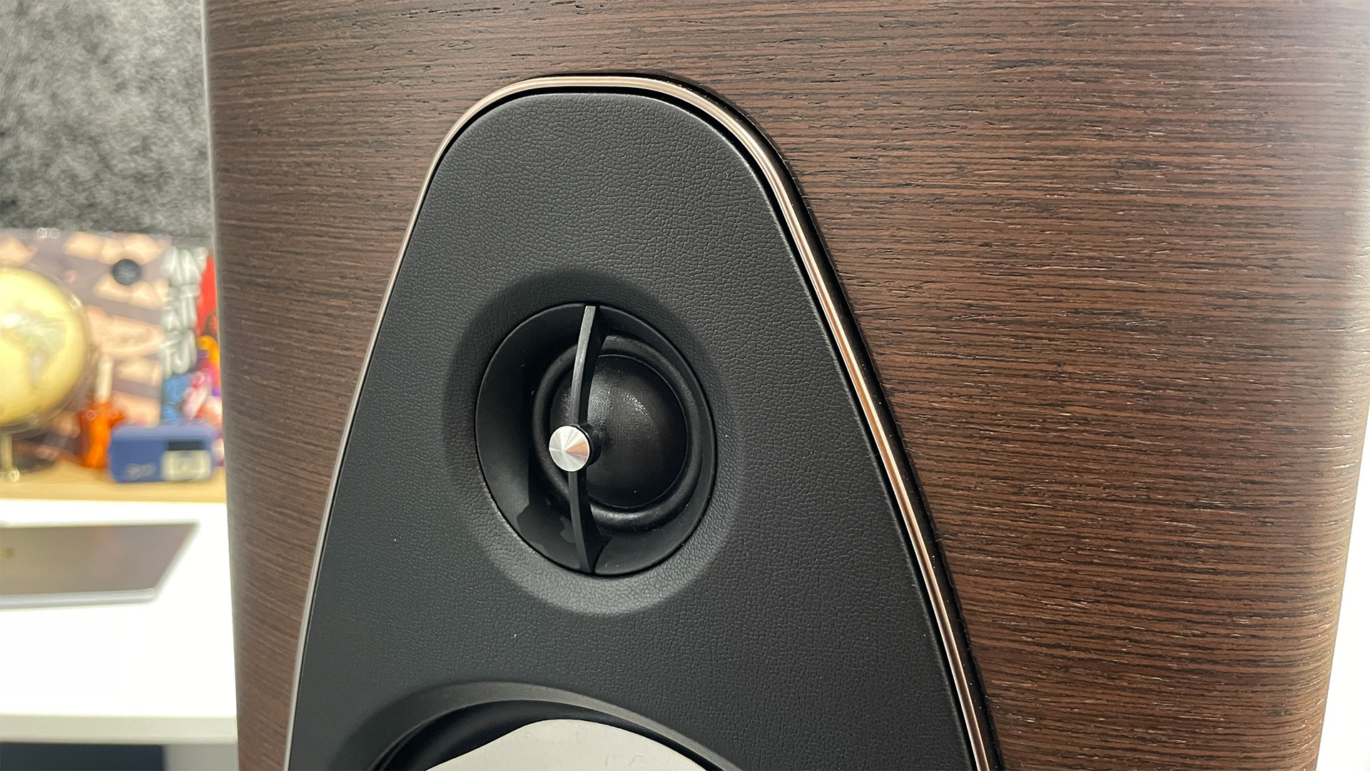 Sonus Faber Sonetto V G2 floorstanding speakers close up on tweeter