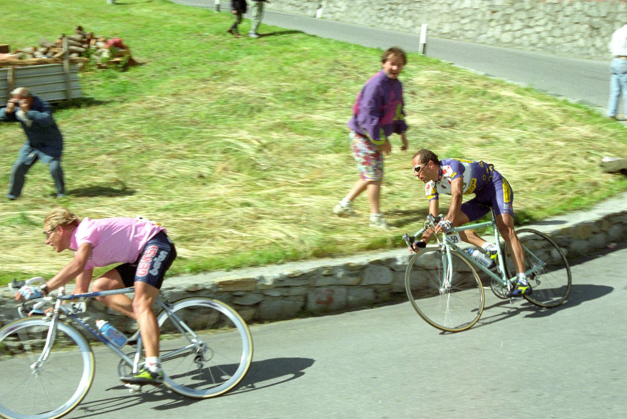 Berzin tries to make up ground on the descent