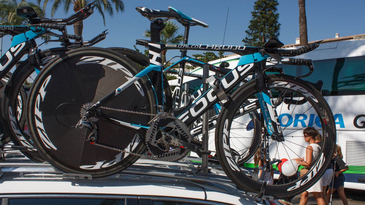 AG2R-La Mondiale races on the Focus Izalco Chrono, with SRAM components and Zipp wheels (Matthew Allen / Immediate Media)
