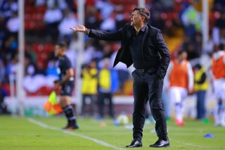 FC Juarez coach Hernan Cristante in a game against Queretaro in March 2023.
