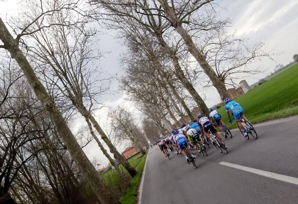 The peloton travelled some flat roads en route to the finishing circuit.