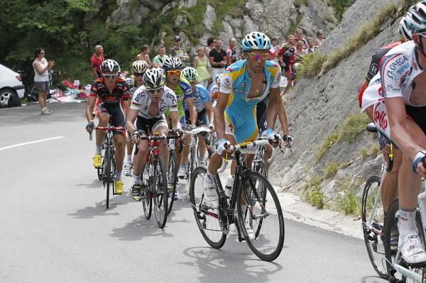 The favourites remained together, with no real fireworks on the first mountain stage.