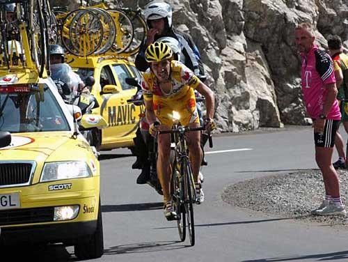 Koldo Gil (Saunier Duval-Prodir) flies up the Albulapass.