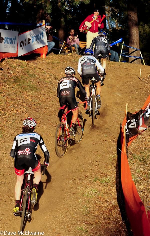 A chase group formed behind the leaders