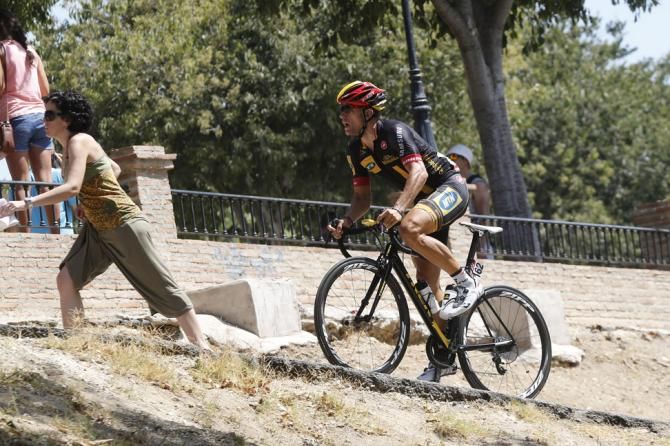 Gerald Ciolek makes his way to the start line