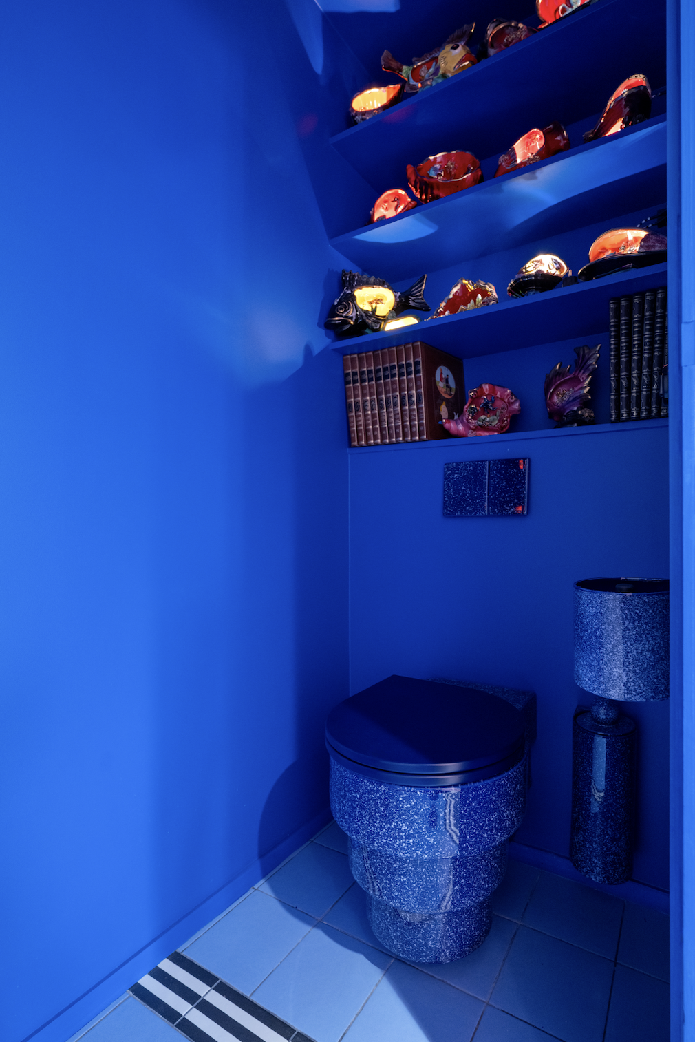 Bathroom in blue, evoking an undersea sensation