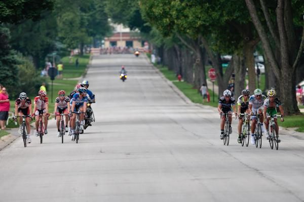 The break splits up as riders decide what to do.