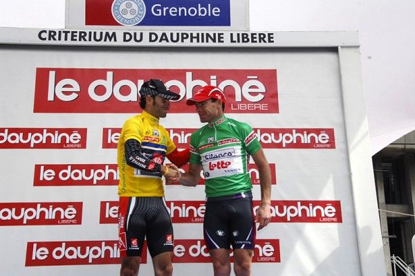 Dauphin&eacute; winner Alejandro Valverde shakes hands with runner up Cadel Evans (Silence - Lotto) on the podium.