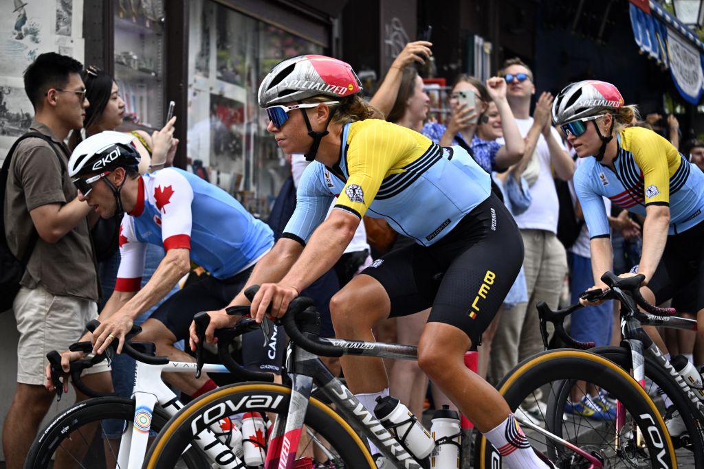 Mike Woods de Canadá durante el reconocimiento de la carrera en ruta olímpica de París