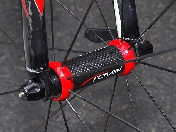 The carbon-bodied front hub saves about 40g relative to its all-aluminum counterpart.