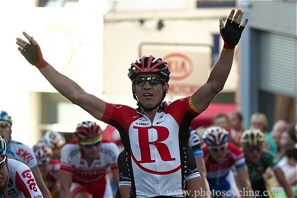 Robbie McEwen (RadioShack) was quickest on the draw in the sprint.