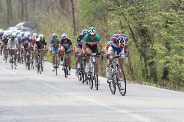 Vos puts her foot down and strings out the bunch chasing Gunnewijk