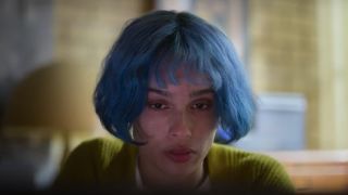 Zoe Kravitz with blue hair as Angela in Kimi