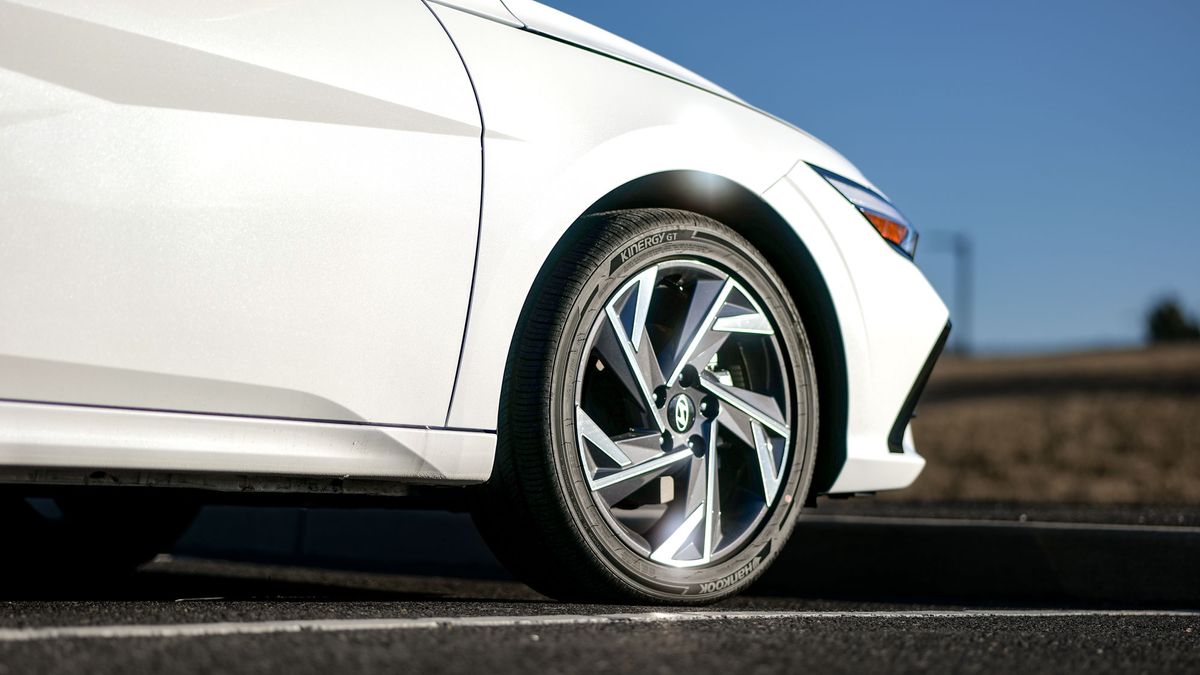 2025 Hyundai Elantra Hybrid Limited test drive review.