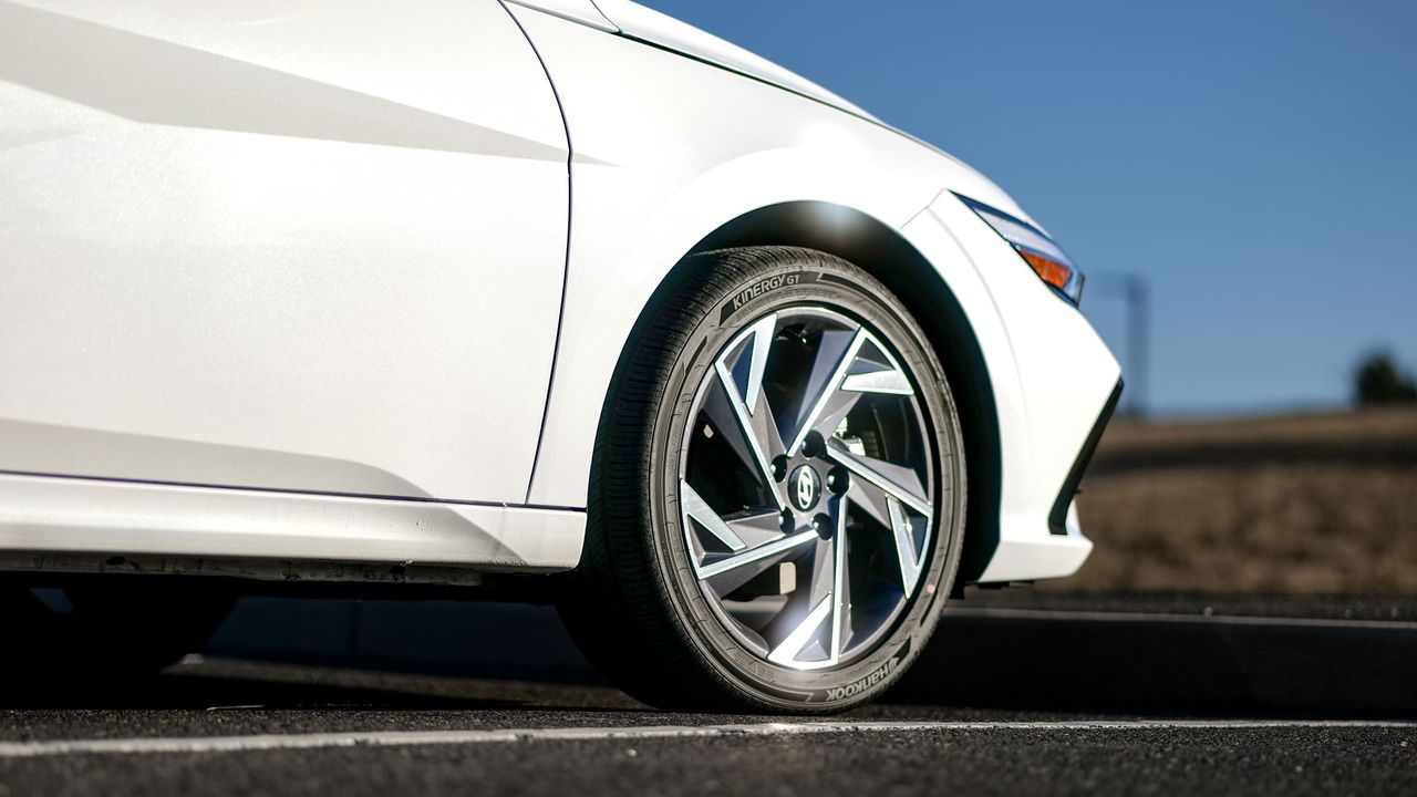 2025 Hyundai Elantra Hybrid Limited test drive review.