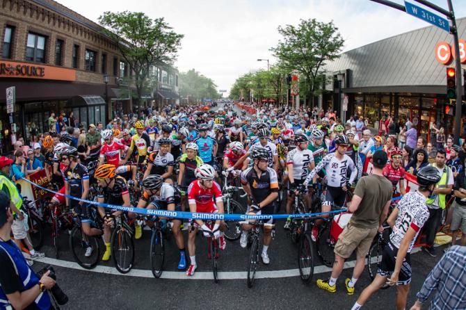 The men's field takes to the start line.