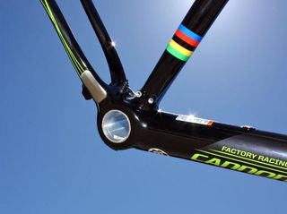 Last year's aluminum bottom bracket shell has been replaced with a carbon one on the new Scalpel that's also molded together with the chain stays to form a single unit with no bond joints.