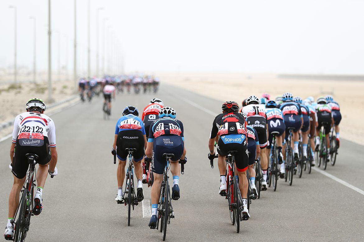 The peloton breaks up in the crosswinds