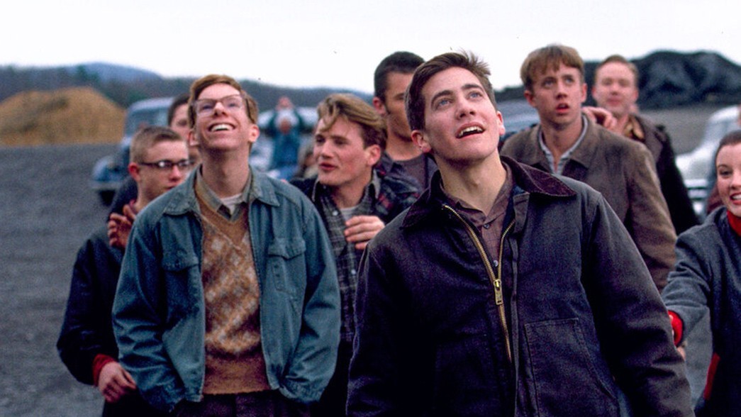 Gänget i October Sky kollar ivrigt upp mot himlen.