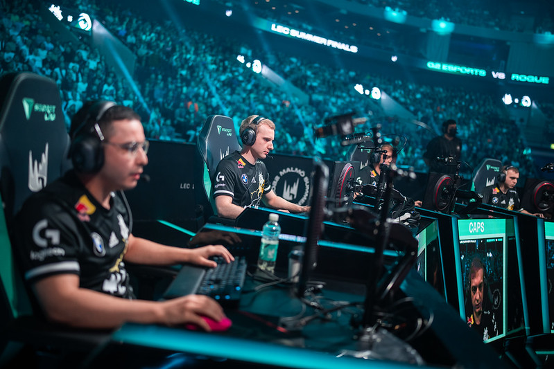 G2-spelarna sitter framför sina skärmar uppe på scen under LEC Summer Finals i Malmö Arena.