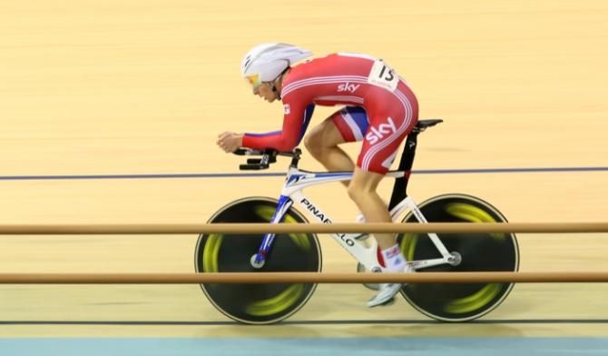 Jonathan Dibben (GBr) on his way to win the pursuit round of the men's omnium