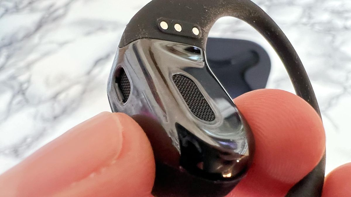 Shokz openfit mot marmorerat bord