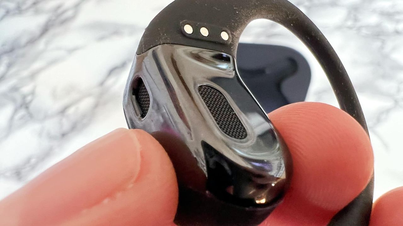 Shokz openfit mot marmorerat bord