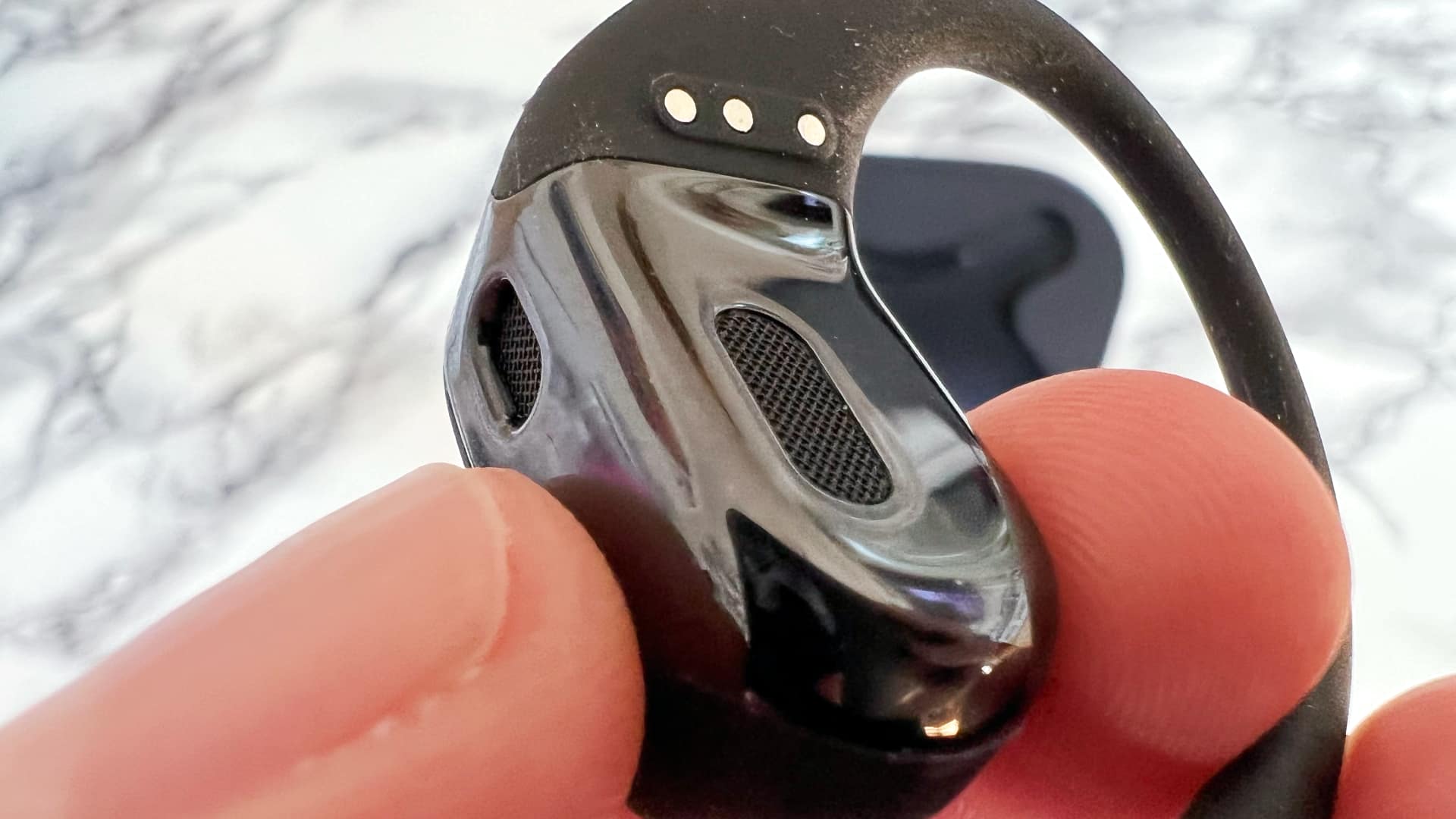 Shokz openfit mot marmorerat bord