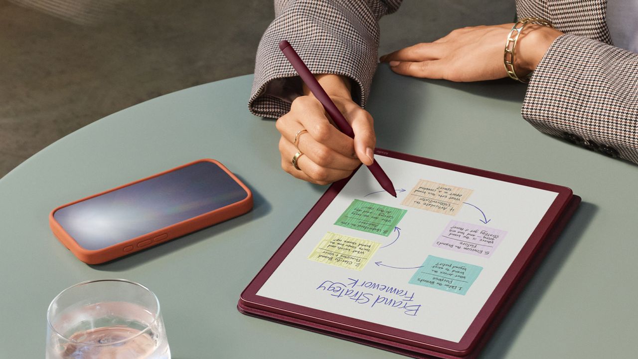 A persons using the Amazon Kindle Scribe Colorsoft