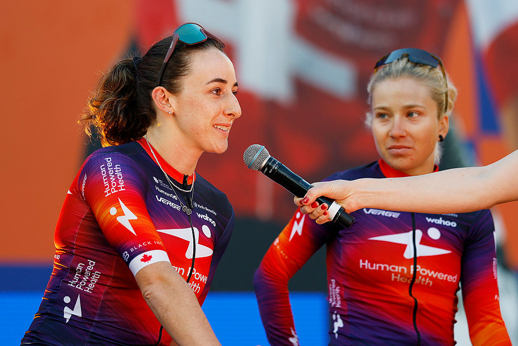 ADELAIDA, AUSTRALIA - 16 DE ENERO: Maggie Coles-Lyster de Canadá y el equipo Human Powered Health durante el 26º Santos Tour Down Under 2026, presentación del equipo el 16 de enero de 2026 en Adelaida, Australia. (Foto de Con Chronis/Getty Images)