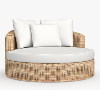 circular daybed with rattan frame