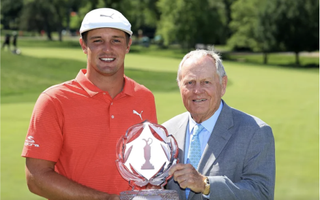 Bryson DeChambeau and Jack Nicklaus pose with the 2018 Memorial Tournament trophy