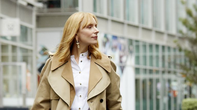 Trench coat, Clothing, Coat, Street fashion, Fashion, Outerwear, Overcoat, Snapshot, Fashion model, Footwear,