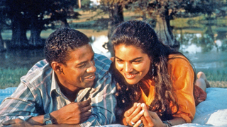 (L-R) Denzel Washington and Sarita Choudhury in "Mississippi Masala" (1991).
