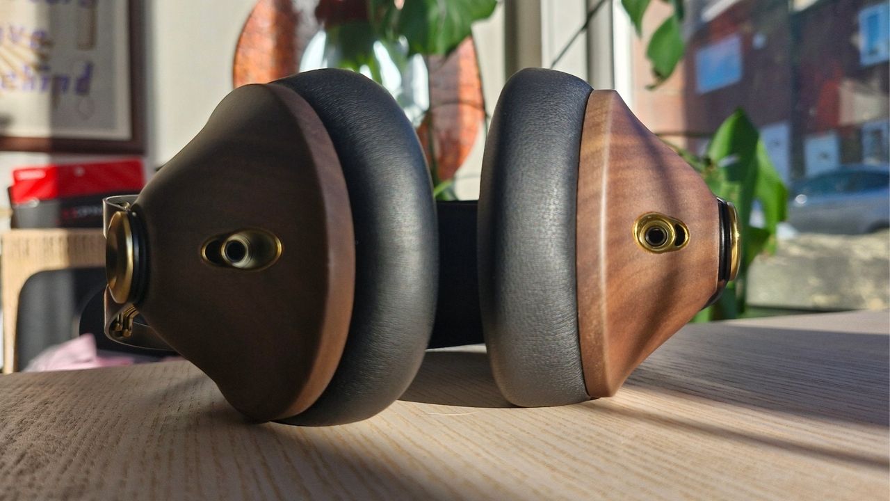Close up of the cable inputs of the Meze Audio 99 Classics 2nd, on a wooden table