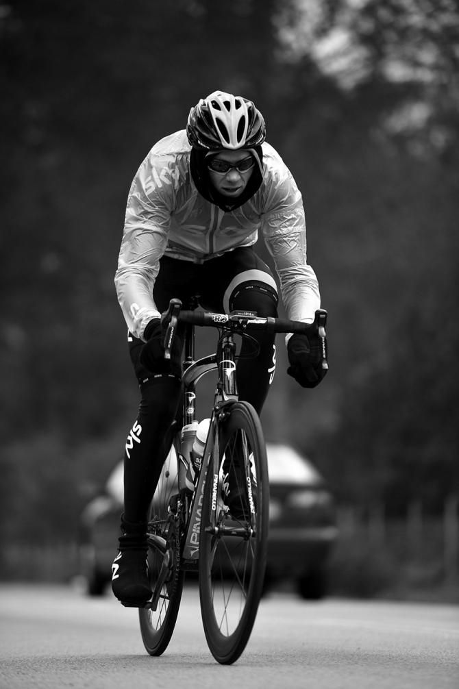 Chris Froome (Team Sky) stays warm