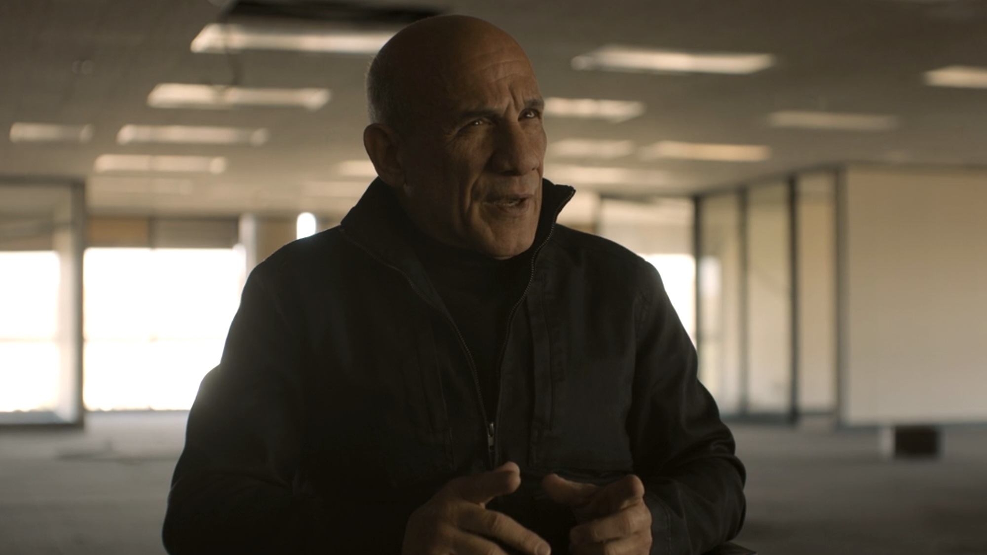 Antaan talking to hostage John Stewart in Lanterns Season 1
