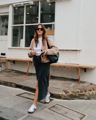 Outfit with black maxi skirt and beige cardigan