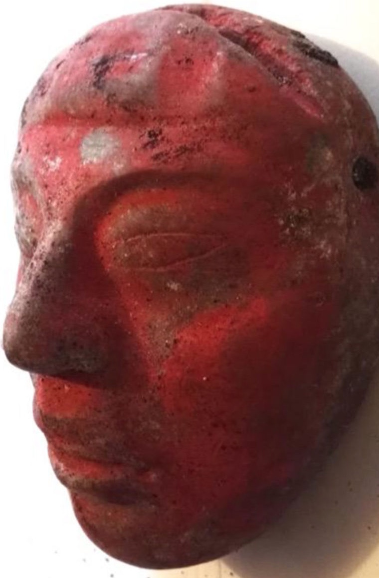 En la tumba del gobernante maya se encontró una máscara de jade pintada de rojo con cinabrio.