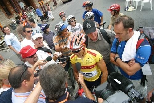 Robbie McEwen (Davitamon-Lotto) is swamped by the media