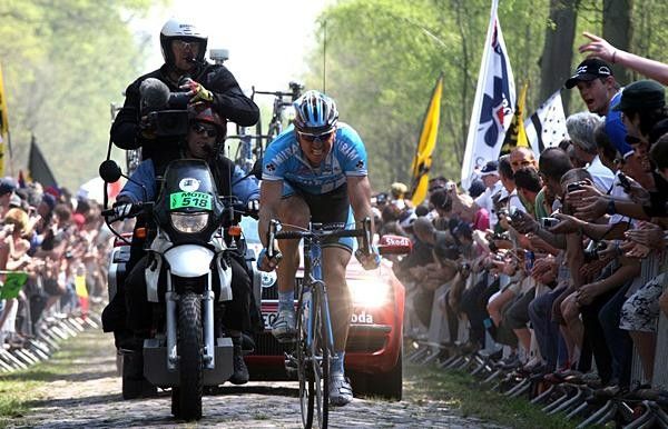 Ralf Grabsch (Team Milram) enters first into Arenberg.