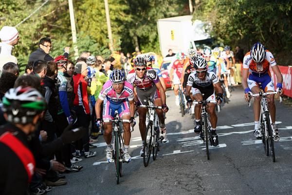 Defending champion Damiano Cunego (Lampre) accelerates on the slopes of the San Fermo Della Battaglia.