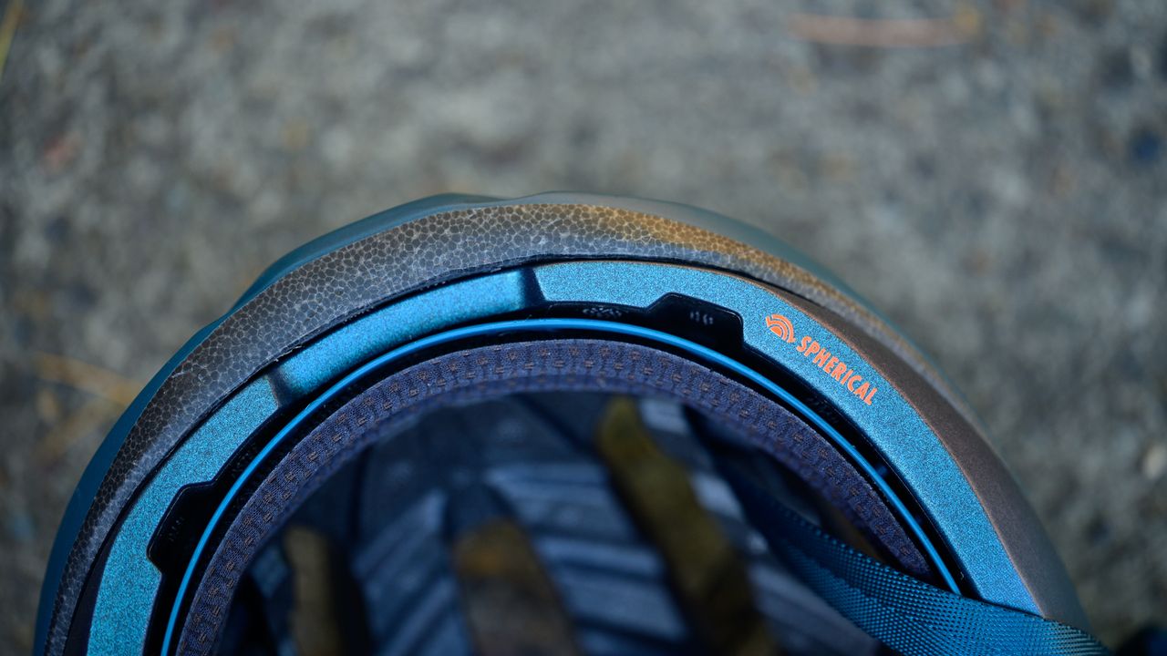 Giro Aries Spherical spot to push up helmet