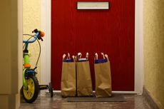 free school meals for children outside red door