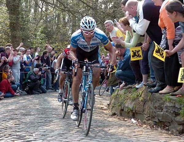 George Hincapie (Discovery Channel) struggles on the Muur